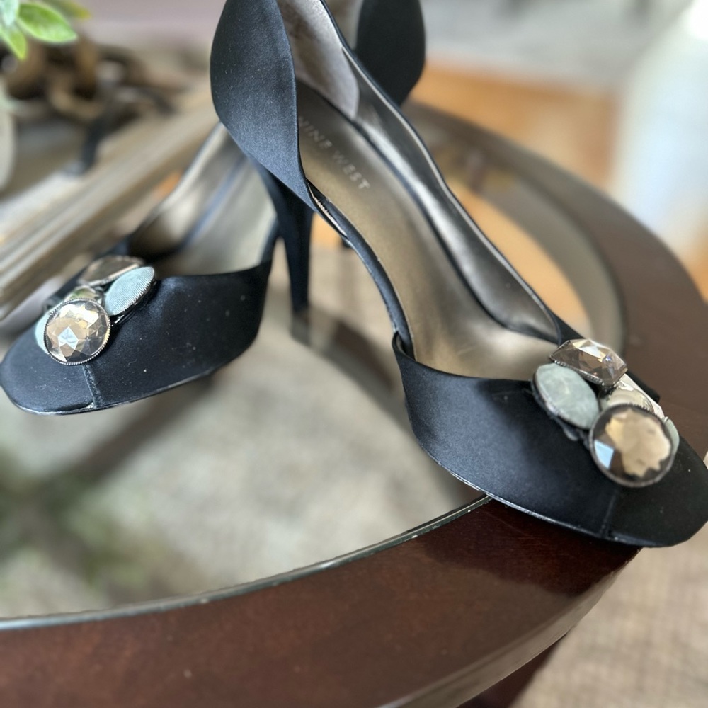 NINE WEST woman’s size 9 peep toe heel